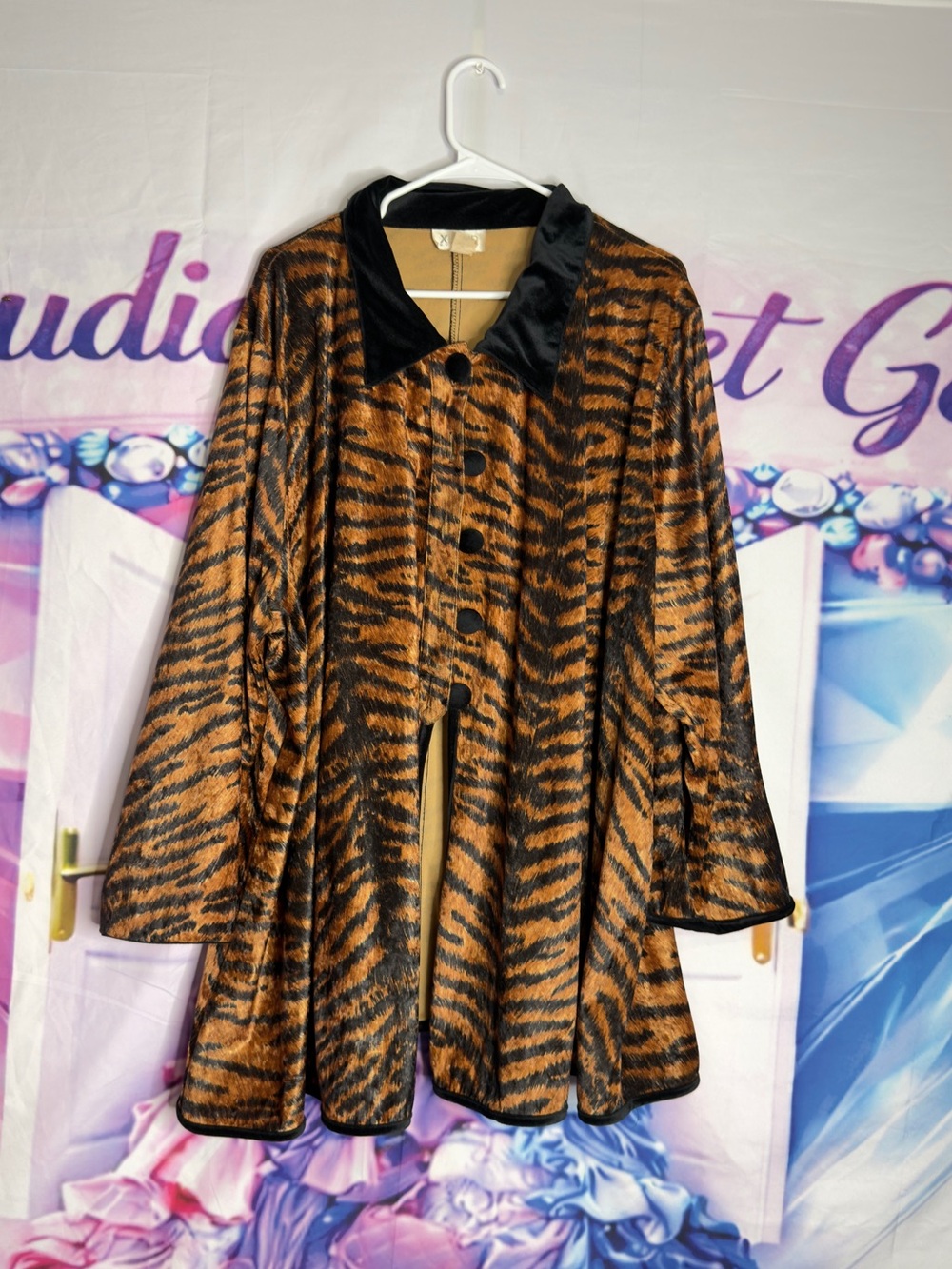 Vintage Y2K Tiger Print Swing Coat with Black Velvet Collar